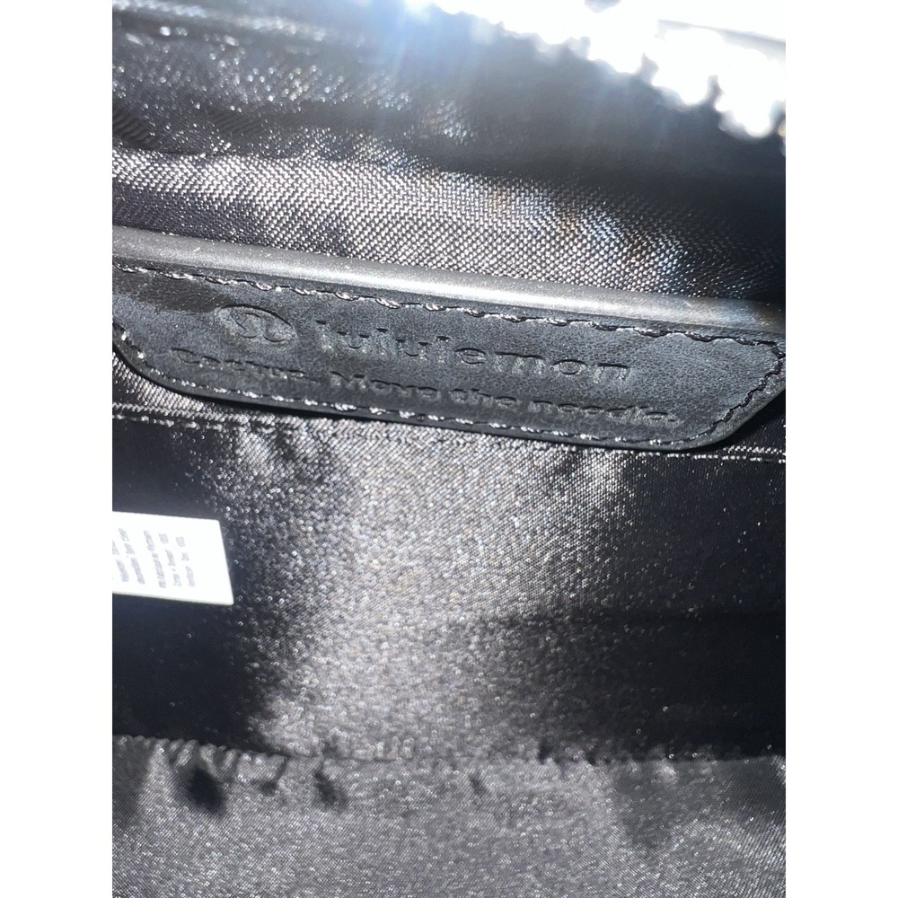 Lululemon Everywhere Belt Bag Cactus Leather Alternative 1L Black/silver - Picture 12 of 13